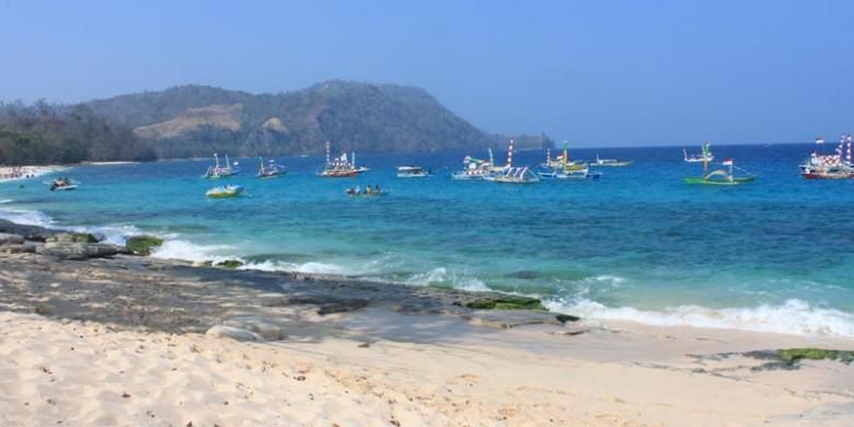 Pantai Pal, Marinsow, Likupang Timur, Kabupaten Minahasa Utara, Sulawesi Utara. Pantai ini menjadi tempat penyelenggaraan Festival Bunaken 2015 yang digelar 24-27 Oktober 2015.