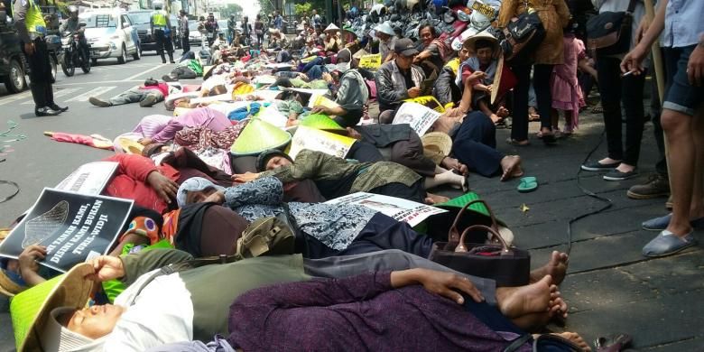Para petani dari Kecamatan Temon, Kabupaten Kulon Progo, Yogyakarta, melakukan aksi tidur di jalan untuk  menolak rencana pembangunan Bandara Kulon Progo atau New Yogyakarta International Airport (NYIA). 