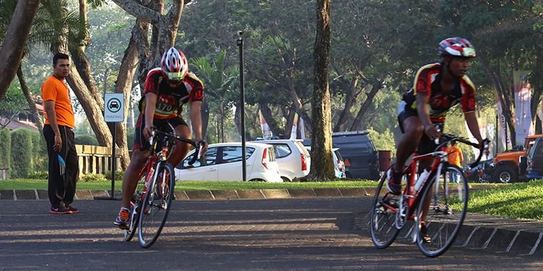 Peserta Herbalife Bali International Triathlon (HBIT) 2015 bersepeda dalam lintasan yang telah ditentukan di kawasan Pantai Jimbaran, Bali, Minggu (25/10/2015).