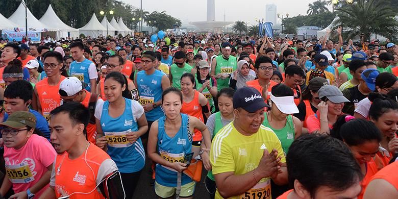 Para peserta Mandiri Jakarta Marathon 2015 memulai start di Silang Monas Barat Daya, Jakarta, Minggu (25/10/2015).
