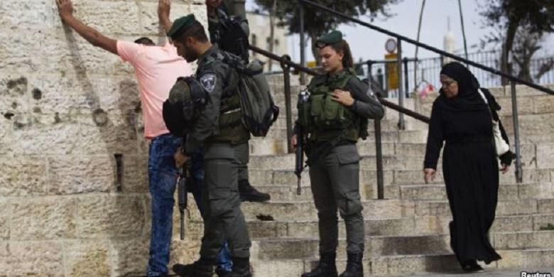 Polisi Israel memeriksa seorang pemuda Palestina sebelum memasuki kota tua Jerusalem untuk melakukan shalat Jumat (23/10/2015).