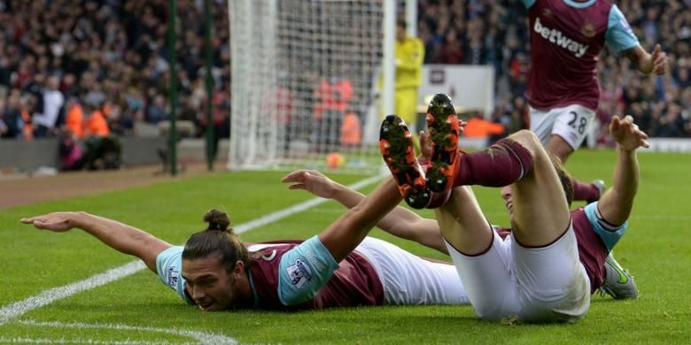 Striker West Ham United, Andy Caroll, melakukan selebrasi setelah mencetak gol kemenangan timnya atas Chelsea pada laga Premier League di Upton Park, Sabtu (24/10/2015).