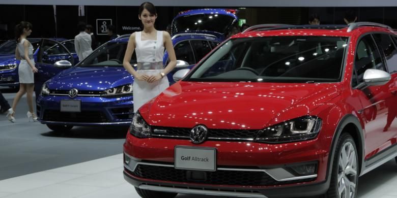 Stan Volkswagen di ajang Tokyo Motor Show, di Tokyo Big Sight, Jepang, Rabu (28/10/2015). Pameran ke-44 ini mengusung tema Technology   Fantasy, berlangsung 29 Oktober - 8 November 2015.