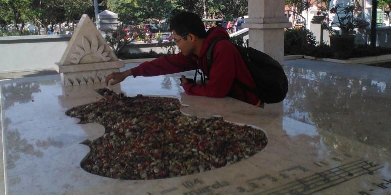 Makam pahlawan WR Supratman di Surabaya.