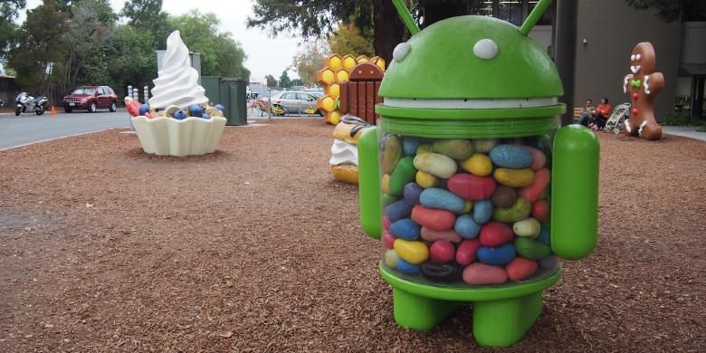 Patung robot hijau berisi Jelly Bean ini berdiri tegak di salah satu bagian Android Lawn di kantor Google