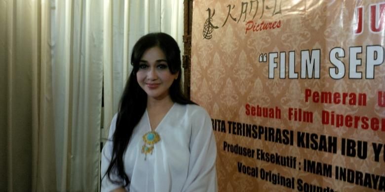 Artis peran dan penyanyi Paramitha Rusady diabadikan seusai menghadiri jumpa pers film Sepasang Mata Ibu yang dibintanginya, di Pendopo Kemang, Jakarta Selatan, Jumat (30/10/2015).