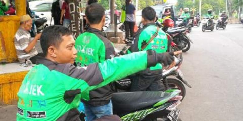 Pengemudi Go-Jek di kawasan Palmerah, Jakarta Pusat, Senin (2/11/2015).