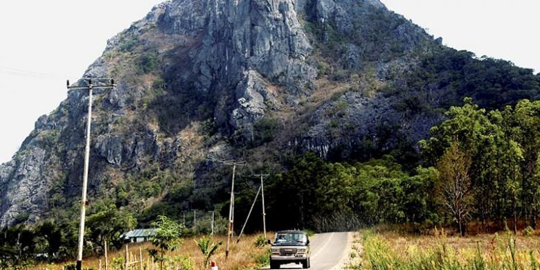 Gunung Fatuleu di Desa Nunsaen, Kecamatan Fatuleu Tengah, Kabupaten Kupang, Rabu (28/10/2015), tampak cerah tak berkabut. Bagi masyarakat sekitar yang umumnya petani lahan kering, gambaran itu pertanda musim hujan belum akan tiba. Itu juga sekaligus penanda agar para petani menunda kegiatan menanami ladang dengan benih padi, jagung, dan kacang-kacangan.
