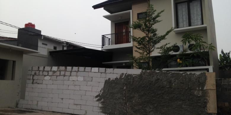 Kondisi rumah Denny (41) yang bagian depan rumahnya ditembok oleh warga sekitar karena dianggap tidak berizin di Perumahan Bukit Mas Bintaro, Pesanggrahan, Jakarta Selatan, Senin (2/11/2015). 