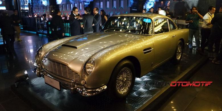 Mobil ikonis James Bond, Aston Martin DB5, tampil di hadapan publik di Jakarta, Kamis (5/11/2015).