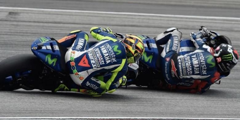 Valentino Rossi dan Jorge Lorenzo saat pengujian ban Michelin