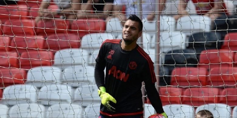 Kiper Manchester United, Sergio Romero, melakukan pemanasan jelang laga Premier League kontra Tottenham Hotspur di Stadion Old Trafford, 8 Agustus 2015.