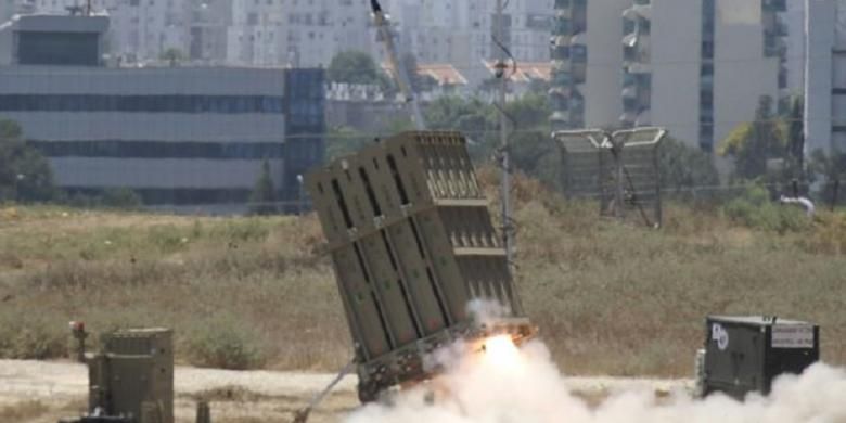 Sebuah rudal diluncurkan oleh Kubah Besi di Ashdod, Israel. 