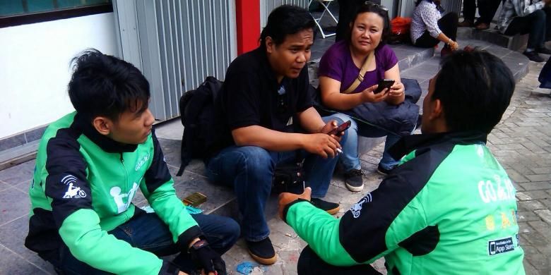 Para pengemudi Gojek saat berada di kantor menunggu pesanan penumpang