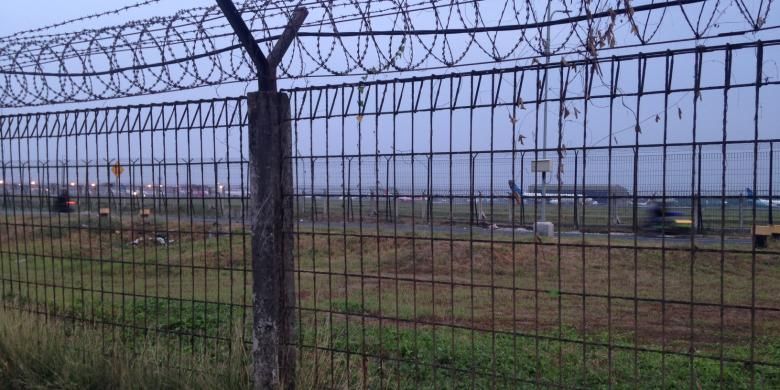 Tampak lahan yang ada di samping Jalan Perimeter Utara Bandara Soekarno-Hatta, Tangerang, Senin (16/11/2015). Lahan yang merupakan bagian dari Desa Rawa Rengas ini rencananya akan dibebaskan menyusul rencana perluasan landasan pacu atau runway ke tiga bandara. 
