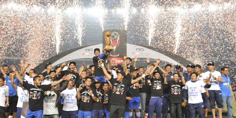 Para pemain Persib Bandung bersuka cita memboyong trofi usai mengalahkan Sriwijaya FC dalam final Piala Presiden 2015 di Stadion Utama Gelora Bung Karno, Senayan, Jakarta, Minggu (18/10/2015).