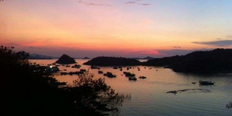  Sinar matahari menggurat jingga mewarnai langit Labuan Bajo, Manggarai Barat, Nusa Tenggara Timur, Rabu (18/11/2015). Foto ini diambil dari Paradise Bar di Jalan Binongko, Kampung Ujung, Kecamatan Komodo, Kabupaten Manggarai Barat, Nusa Tenggara Timur. Pemandangan yang dapat dilihat adalah aktitivitas di Pelabuhan Bajo dan gugusan pulau.