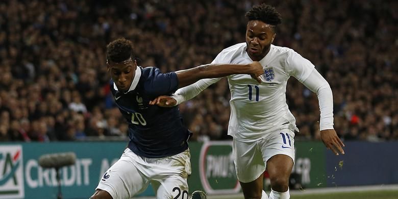 Penyerang Perancis Kingsley Coman (kiri) melawan gelandang Inggris Raheem Sterling dalam laga persahabatan di Stadion Wembley, London Barat, Selasa (17/11/2015). Inggris menang 2-0.