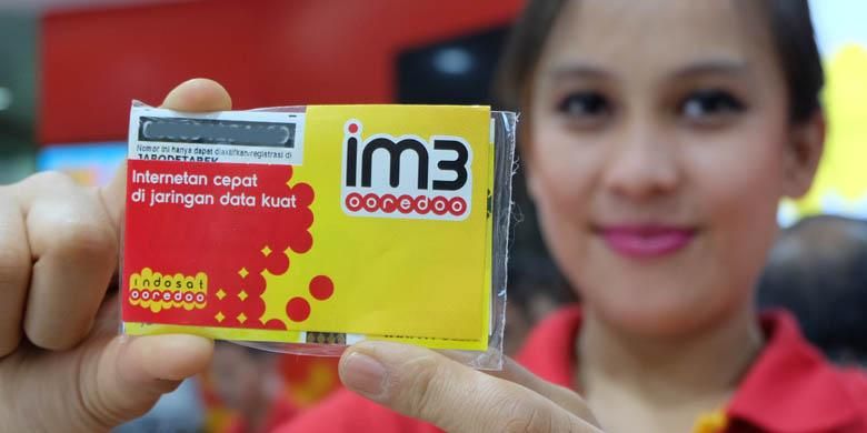 Model memamerkan kartu perdana Indosat IM3 yang kini berubah nama menjadi IM3 Ooredoo.