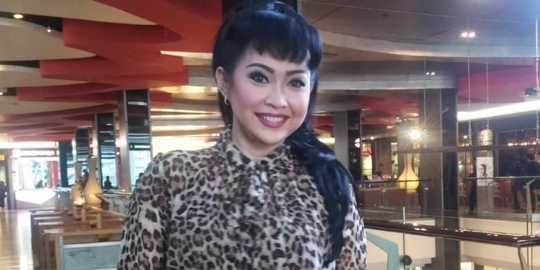 Ratna Listy berpose usai menghadiri peluncuran Food Enak di Marco Cafe Plaza Indonesia, Jakarta Pusat, Kamis (19/11/2015) sore.