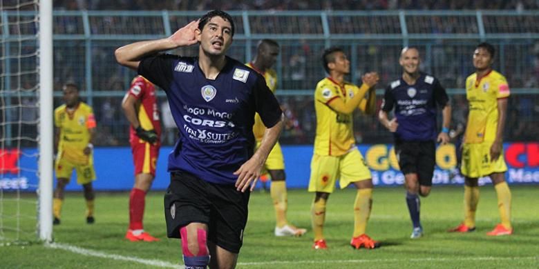 Esteban Vizcarra merayakan gol Arema ke gawang Sriwijaya FC, Minggu (22/11/2015).