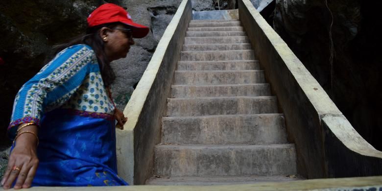 Seorang wisatawan mancanegara asal India menaiki tangga di obyek wisata Goa Batu Cermin, Desa Batu Cermin, Kecamatan Labuan Bajo, Manggarai Barat, Nusa Tenggara Timur, Rabu (18/11/2015). Pada obyek wisata Goa Batu Cermin, terdapat tangga yang memudahkan wisatawan untuk menjelajah.