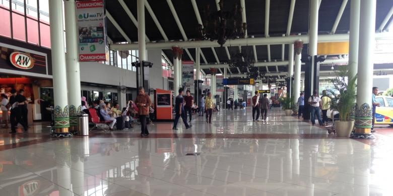 Kondisi di Terminal 1 dan 2 Bandara Internasional Soekarno-Hatta, Tangerang, Jumat (27/11/2015). Meski status keamanan bandara ditingkatkan dari hijau menjadi kuning, tak tampak pengamanan yang berarti dan operasional bandara masih berjalan normal. 





