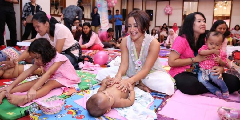 Aktris Widi Mulia mempraktikkan pijat bayi dalam kegiatan My Baby Lovely Spa.