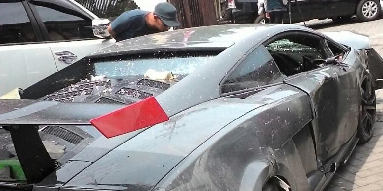 Mobil Lamborghini diamankan di unit kecelakaan Polrestabes Surabaya.