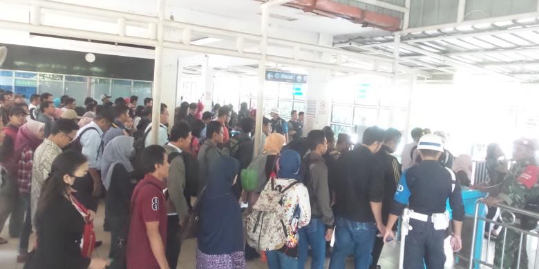 Para penumpang KRL Commuter Line yang hendak keluar melewati gate elektronik yang ada di Stasiun Tebet, Senin (30/11/2015)