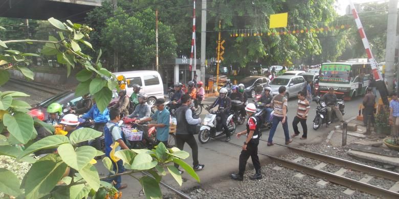 Kondisi pelintasan sebidang di sekitar Stasiun Tebet, Senin (30/11/2015). PT KAI Commuter Jabodetabek menyarankan Pemerintah Provinsi DKI Jakarta menutup pelintasan-pelintasan sebidang. Mereka menilai cara ini efektif untuk mencegah kecelakaan antara kereta dan kendaraan non-kereta.