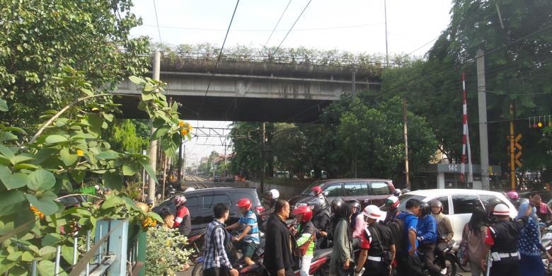 Perlintasan sebidang di sekitar Stasiun Tebet yang masih aktif dilalui kendaraan. Padahal, di lokasi yang sama sudah terdapat sebuah jalan layang atau flyover. PT KAI Commuter Jabodetabek menyarankan Pemerintah Provinsi DKI Jakarta untuk menutup perlintasan-perlintasan tersebut.