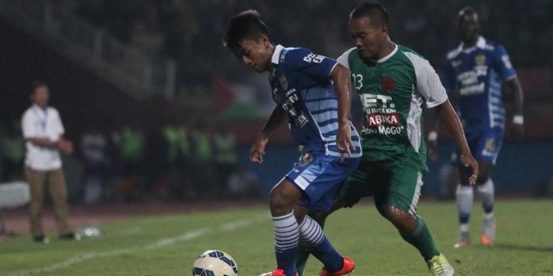 Febri Haryadi dan Wawan Febrianto berebut bola saat Persib Bandung melawan PS TNI pada partai terakhir Grup C Piala Jenderal Sudirman di Stadion Gelora Delta, Sidoarjo, Senin (30/11/2015).