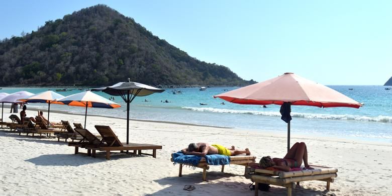 Beberapa wisatawan mancanegara terlihat berjemur di Pantai Selong Blanak, Desa Selong Blanak, Kecamatan Praya Barat, Lombok Tengah, Nusa Tenggara Barat, Jumat (20/11/2015).