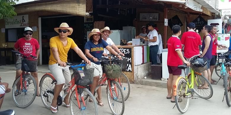 Wisatawan Berkeliling Pulau Gili Trawangan dengan Bersepeda. 