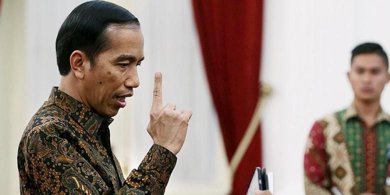 Presiden Joko Widodo mengungkapkan kemarahannya saat menjawab pertanyaan wartawan terkait pencatutan nama Presiden dalam permintaan saham Freeport di Istana Merdeka, Jakarta, Senin (7/12/2015). Presiden menilai bahwa tindakan itu melanggar kepatutan, kepantasan, moralitas dan wibawa negara.