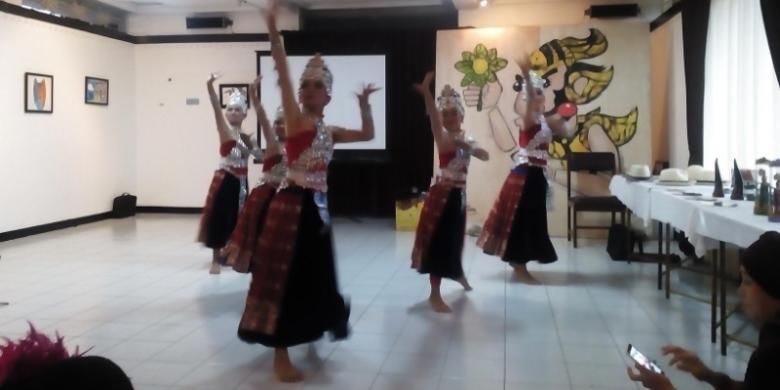 Sejumlah pelajar saat melakukan tarian jaipong dalam kegiatan Seminar Hak Kekayaan Intelektual Budaya Tradisonal Alsa Care and share 2015 Fakultas Hukum Unpad di Dago Tea House, Kota Bandung, Minggu (13/12/2015)