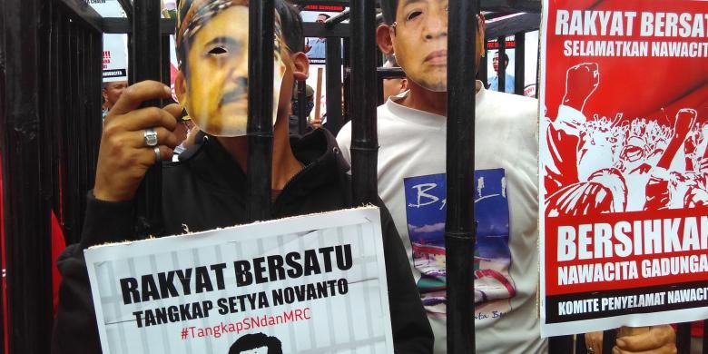 Massa bertopeng Setya Novanto dan Riza Chalid dipenjara di depan Gedung KPK, Jakarta, Selasa (15/12/2015). Aksi tersebut mendesak aparat penegak hukum menangkap Riza dan Novanto.