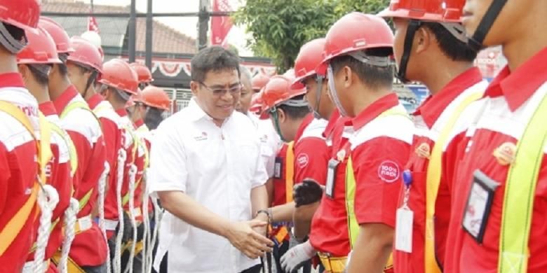 Direktur Utama PT Telkom Alex J. Sinaga mengecek kesiapan petugas teknis lapangan menjelang Natal dan Tahun Baru 2016 di Jakarta.