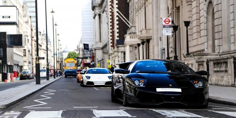 Ilustrasi Supercar saat melintas di salah satu jalanan London, Inggris.