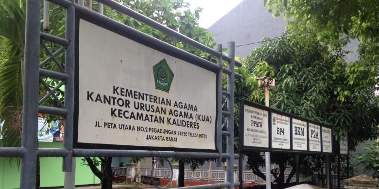 Kantor Urusan Agama (KUA) Kecamatan Kalideres, Jakarta Barat, Kamis (17/12/2015). 


