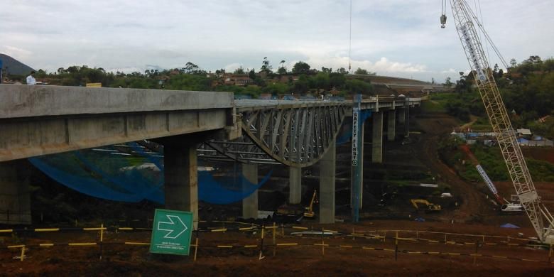 Penampakan Jembatan Cisaronge yang baru dibangun 80 persen. Rencananya, dalam dua bulan ke depan jembatan sepanjang 350 m ini akan selesai namun belum bisa dioperasikan.
