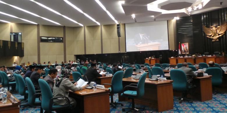 Rapat paripurna DPRD DKI atas jawaban Gubernur DKI terhadap pemandangan fraksi DPRD atas nota keuangan dan RAPBD 2016, di gedung DPRD DKI, Sabtu (19/12/2015).