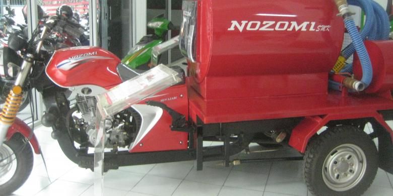 Varian sepeda motor roda tiga Nozomi untuk pengangkut tinja. Berkapasitas muat 500 liter cairan, varian bertajuk Nozomi Azabu 200 CC digarap dengan menyertakan siswa Sekolah Menengah Kejuruan (SMK) di Cikarang (Kabupaten Bekasi) dan Kabupaten Subang (Jawa Barat). 
