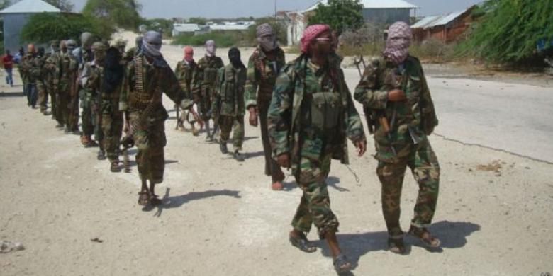 Anggota kelompok militan Al Shabab Somalia berpatroli di luar kota Mogadishu. Foto di ambil pada 5 Maret 2012. 
