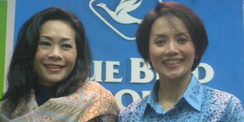 Koordinator Program Blue Bird Peduli Noni Purnomo (kiri) dan Diana Christanti, pengemudi perempuan Blue Bird Bandung (kanan). 