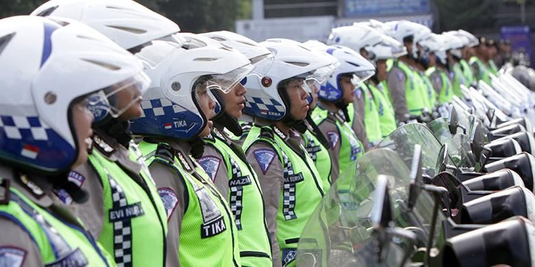 Mabes Polri menggelar apel gelar pasukan Operasi Lilin 2015 untuk pengamanan Natal dan Tahun Baru 2016, di lapangan Polda Metro Jaya, Jakarta, Rabu (23/12/2015).