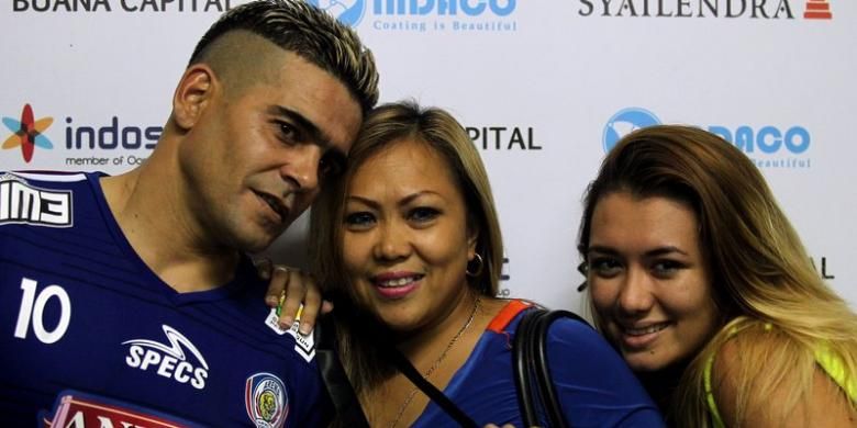 Cristian Gonzales bersama Eva dan Amanda, anak dan istrinya. 