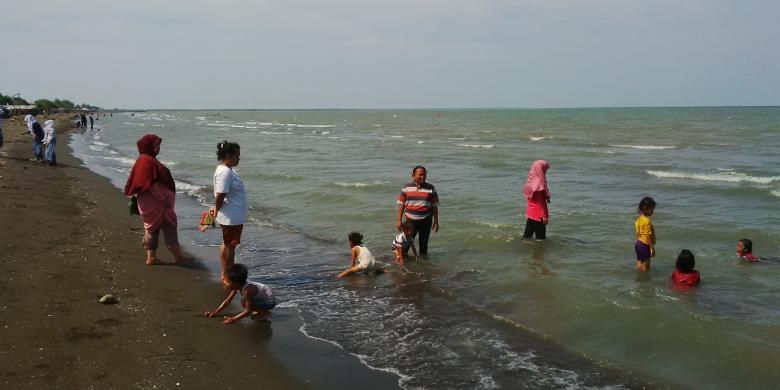 Suasana Pantai Randusanga Indah di Brebes, Jawa Tengah.