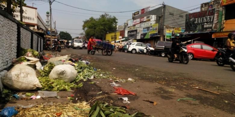 Para pengendara sepeda motor saat melintasi tumpukan sampah di Jalan Rajawali, Kota Bandung, Selasa (29/12/2015). Sampah di Kota Bandung kerap tak terangkut karena kurangnya jumlah armada pengangut sampah.